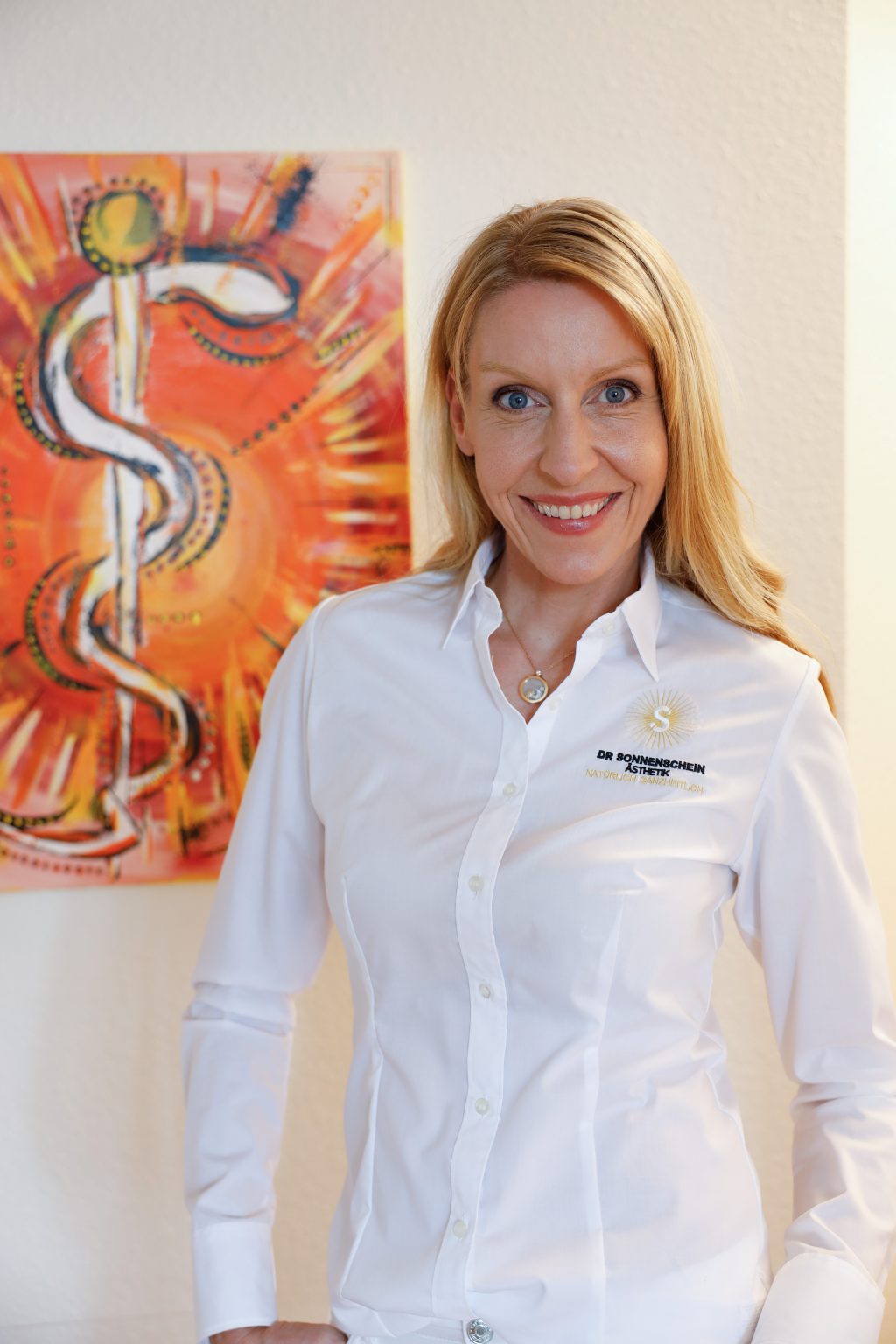 Britta Sonnenschein mit Bild im Hintergrund